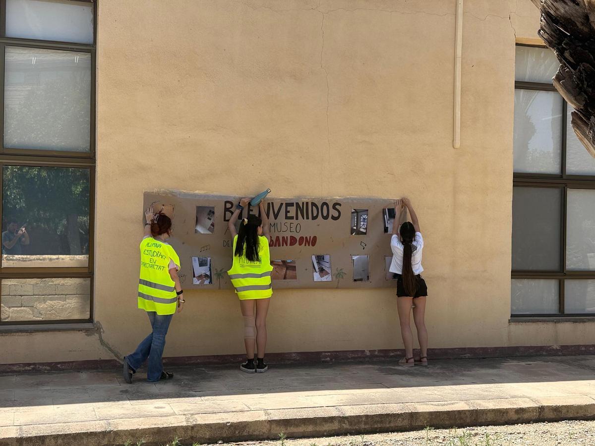 Alumnos colocan pancartas contra el mal estado de las instalaciones del Conservatorio, este miércoles