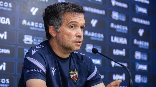 Luis Castro, entrenador del Levante, antes de visitar al Málaga CF: "Si no estamos al cien por cien, lo vamos a pasar mal"