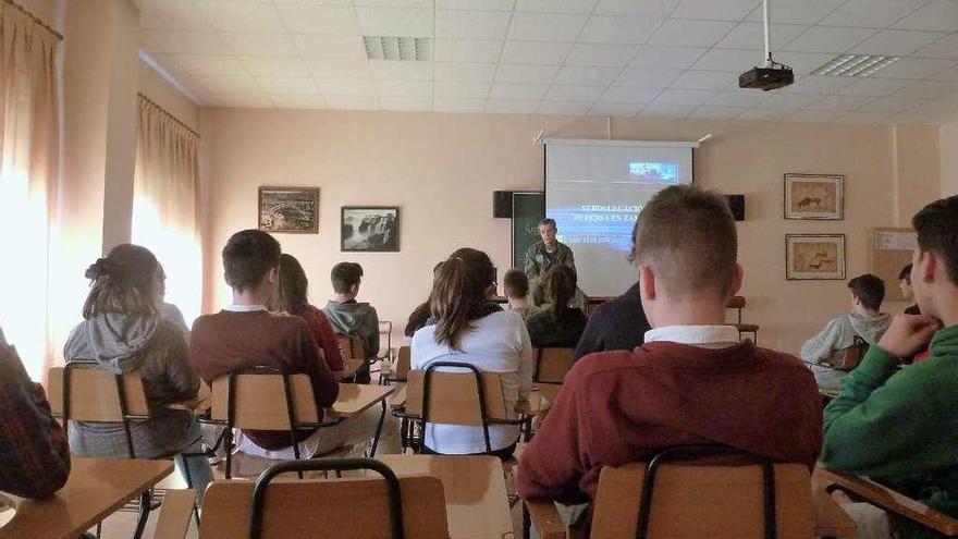 Un momento de la charla de las Fuerzas Armadas en el colegio Virgen de la Vega.