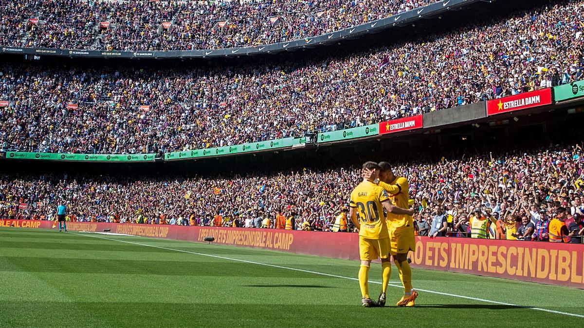 Gavi felicita a Ferran Torres por su gol.