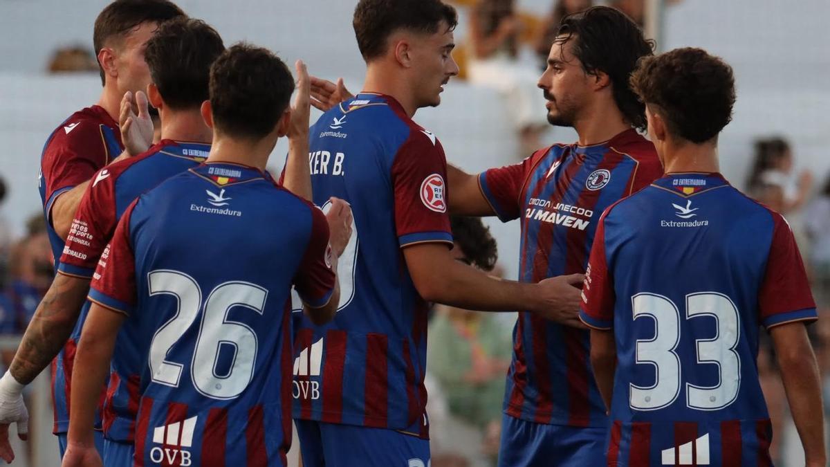 Jugadores del Extremadura durante el primer amistoso en Torremejía.