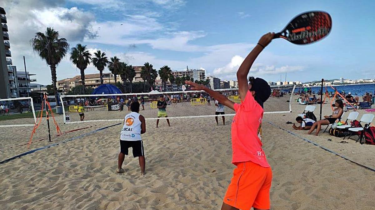Un instante de un encuentro de tenis playa. | D.I.