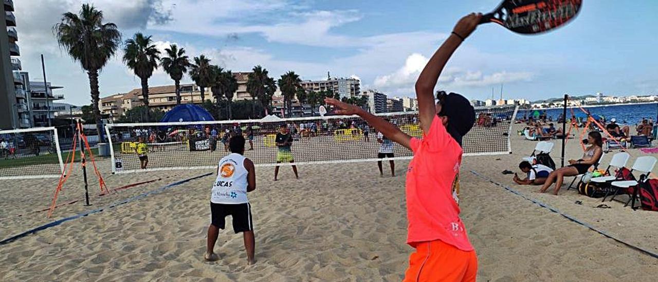 Un instante de un encuentro de tenis playa.