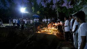 Una de las múltiples ceremonias en recuerdo de los 290 muertos en atentados en Sri Lanka este domingo, en la iglesia de San sebastián, en Negombo.