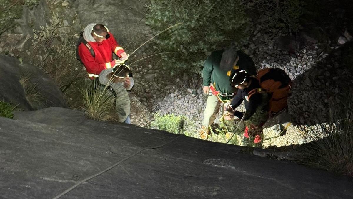 Bomberos de Marbella rescatan a tres senderistas belgas atrapados en una zona escarpada del paraje de Monchalbán