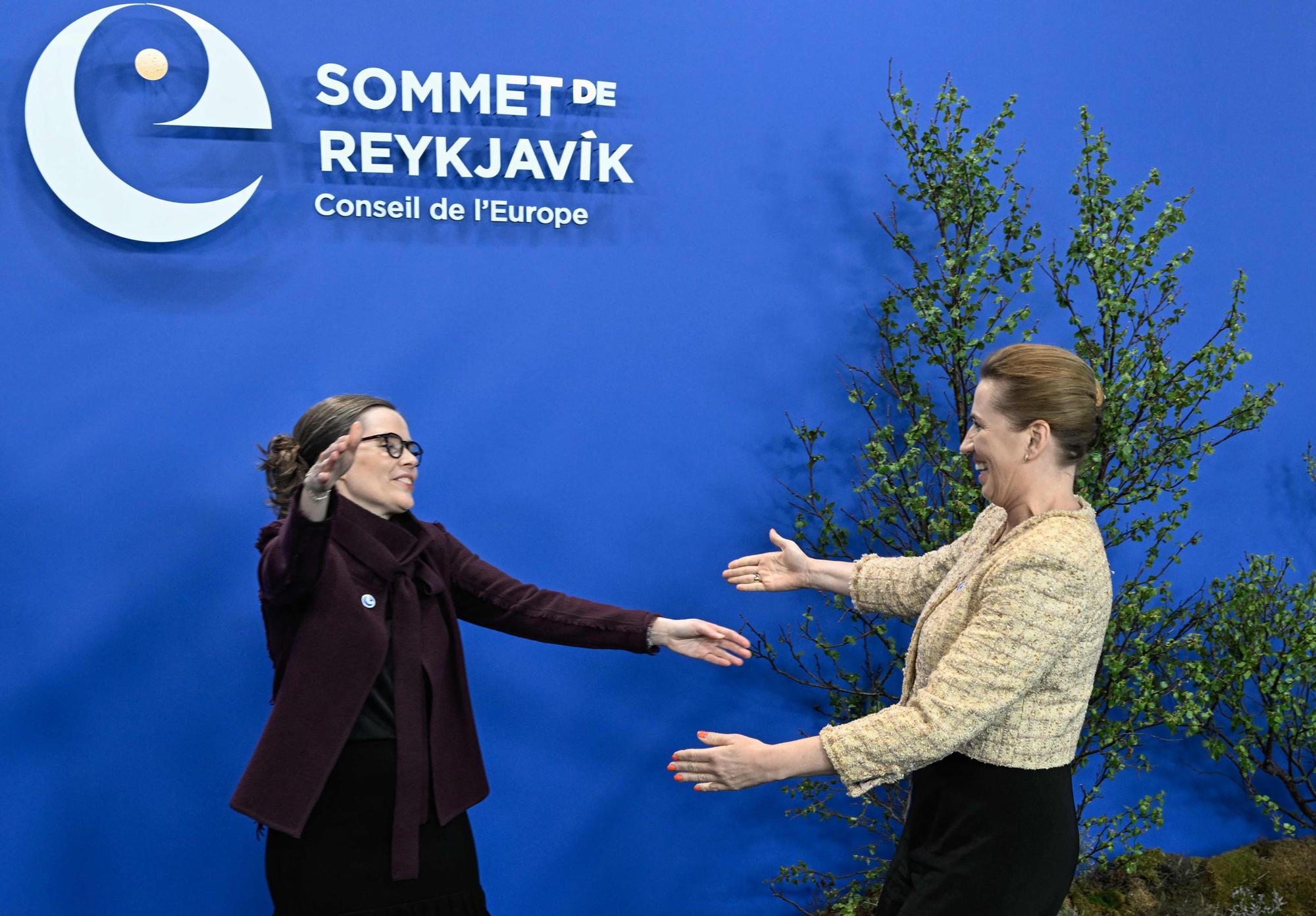 La primera ministra danesa,  Mette Frederiksen, es recibida por la jefa de Gobierno de Finlandia y anfitriona de la cumbre del Consejo de Europa, Katrin Jakobsdottir, este martes en Reikiavik.