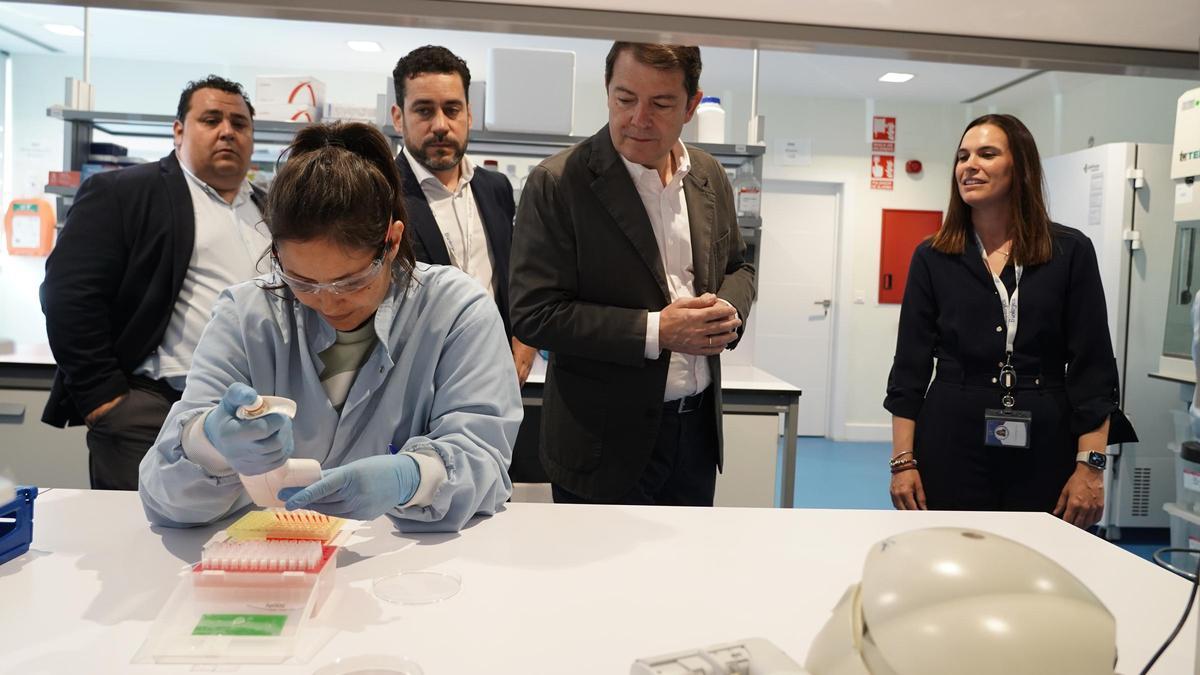 El presidente de la Junta de Castilla y León, Alfonso Fernández Mañueco, visita las instalaciones de la empresa 53Biologics.