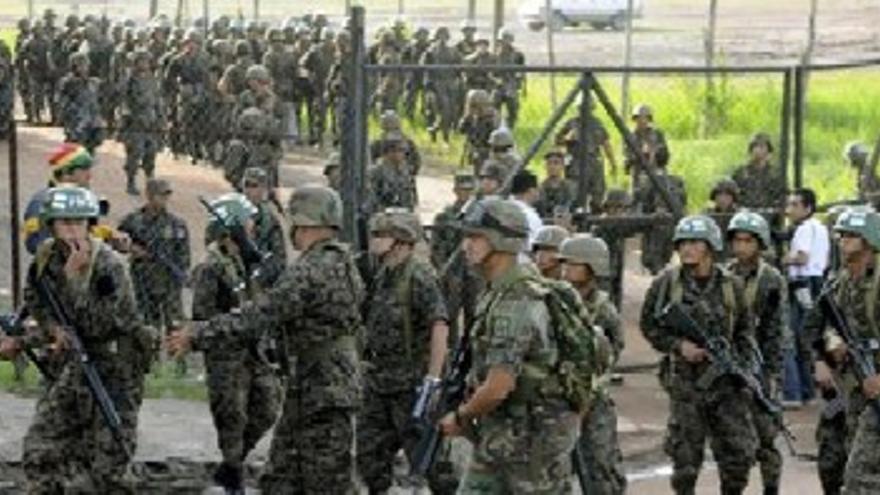 El Ejército detiene al presidente hondureño al inicio de la consulta popular