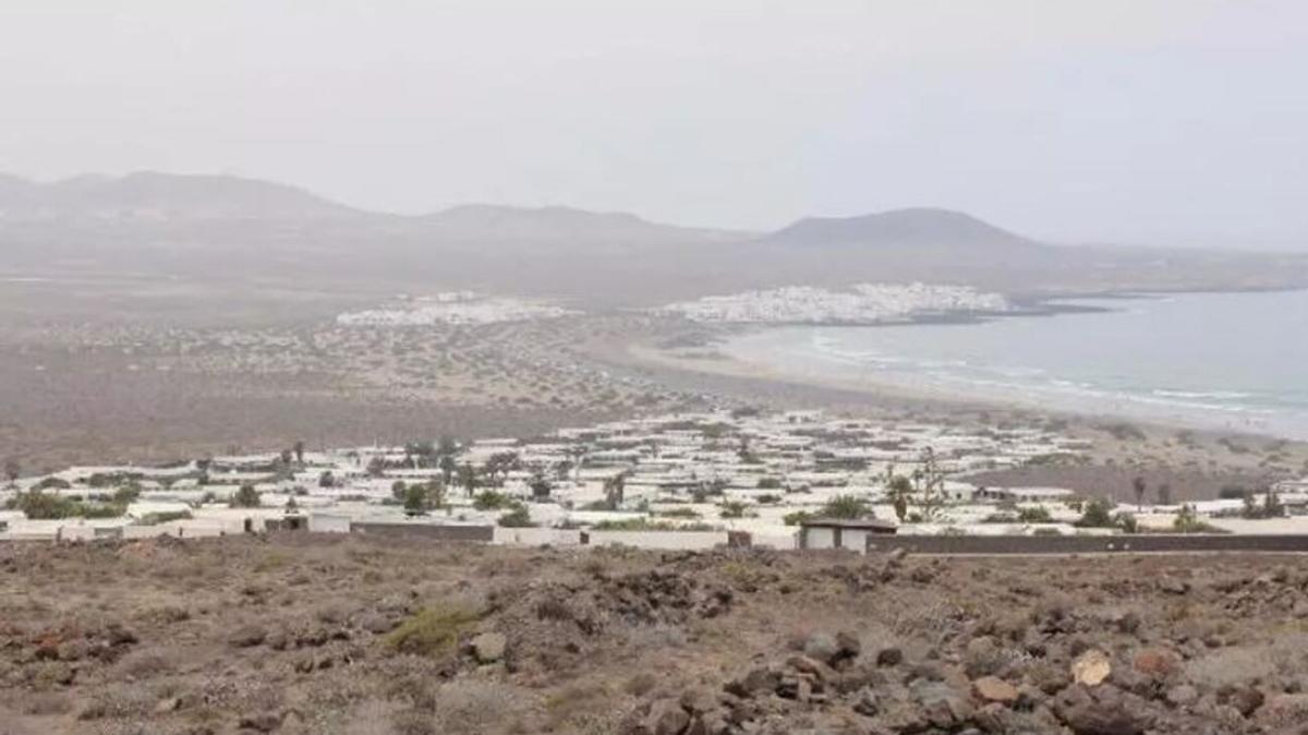Vista de la urbanización Los Noruegos, en Famara, donde tiene un bungaló José Luis Rodríguez Zapatero.