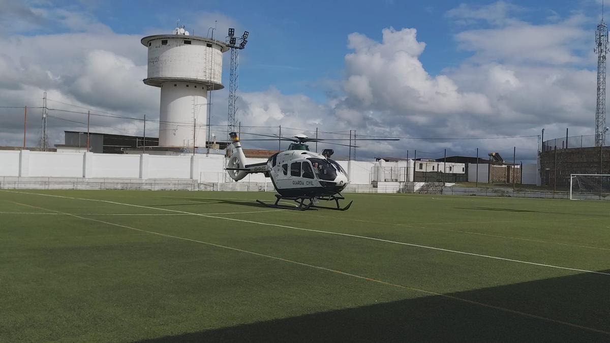 El helicóptero de la guardia Civil aterriza en el campo de fútbol de Añora.