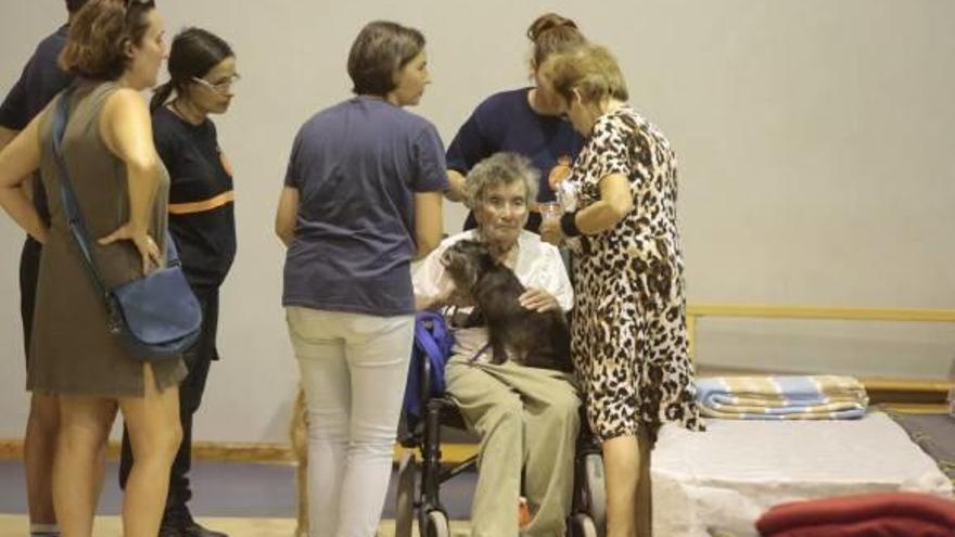 Algunos de los desalojados que acudieron anoche al instituto Antoni Llidó.