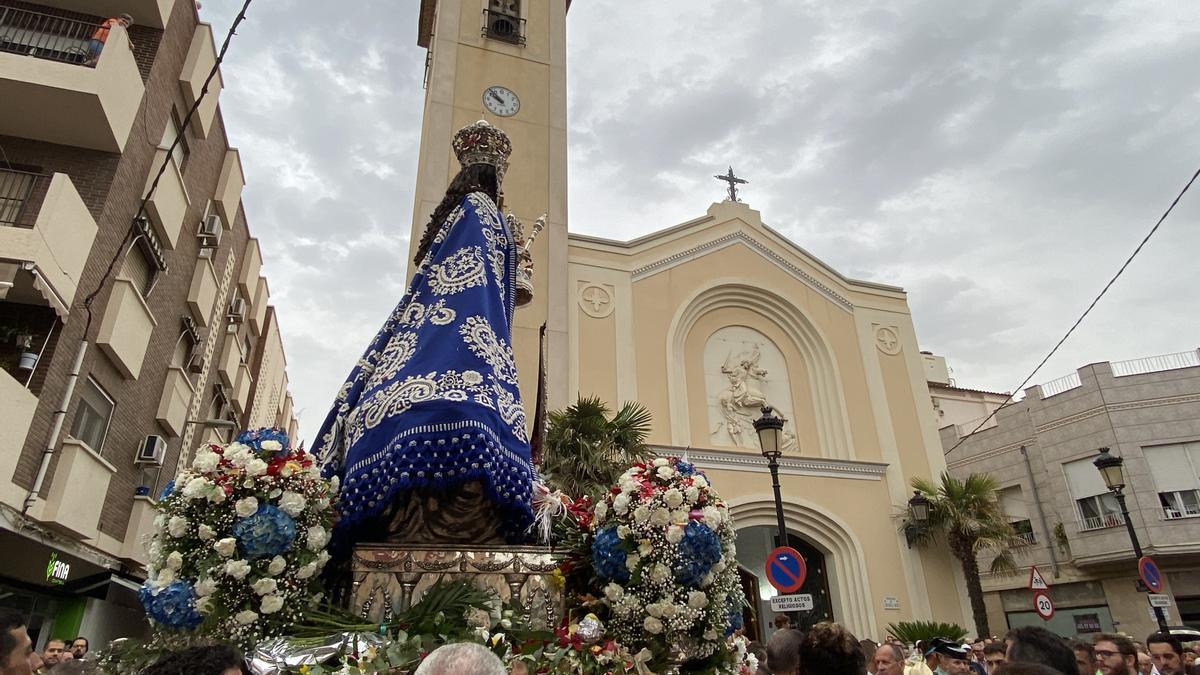 La Virgen, frente a la iglesia de Santiago el Mayor.