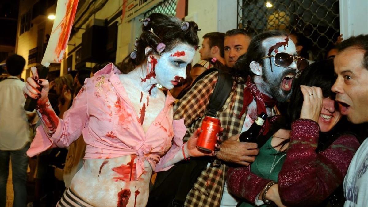 Personas disfrazadas de muertos vivientes desfilan en la Zombie Walk del festival de Sitges, en el 2011.