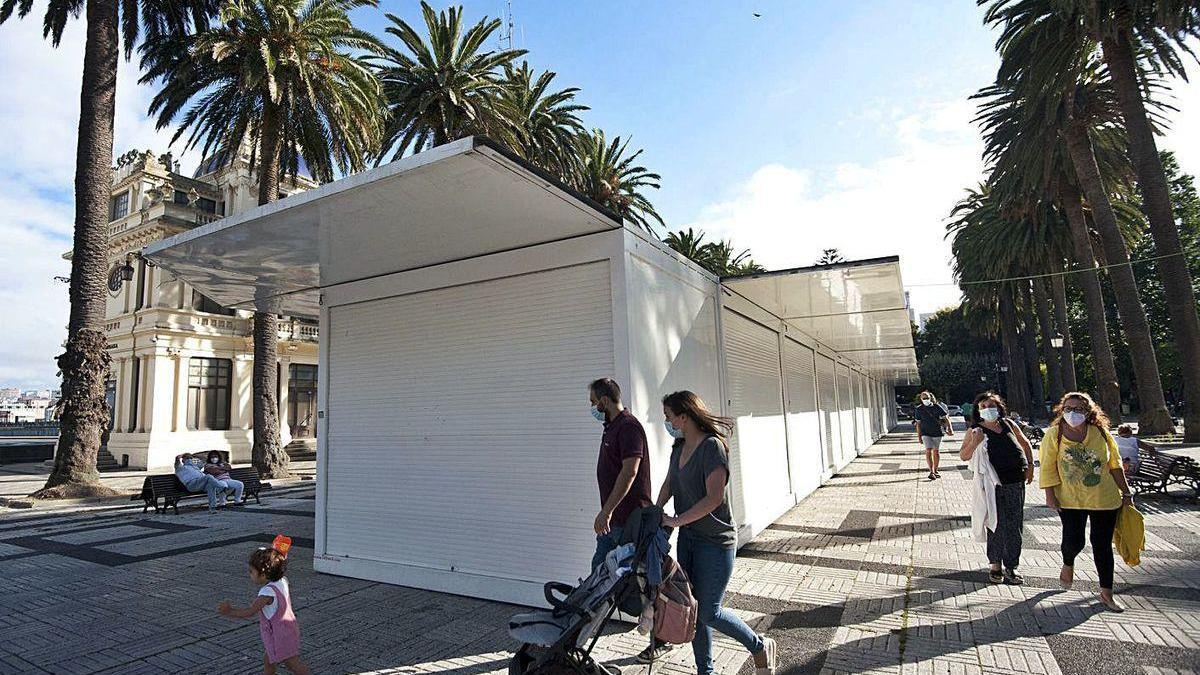 Instalación de las casetas de Mostrart, ayer en los jardines de Méndez Núñez.