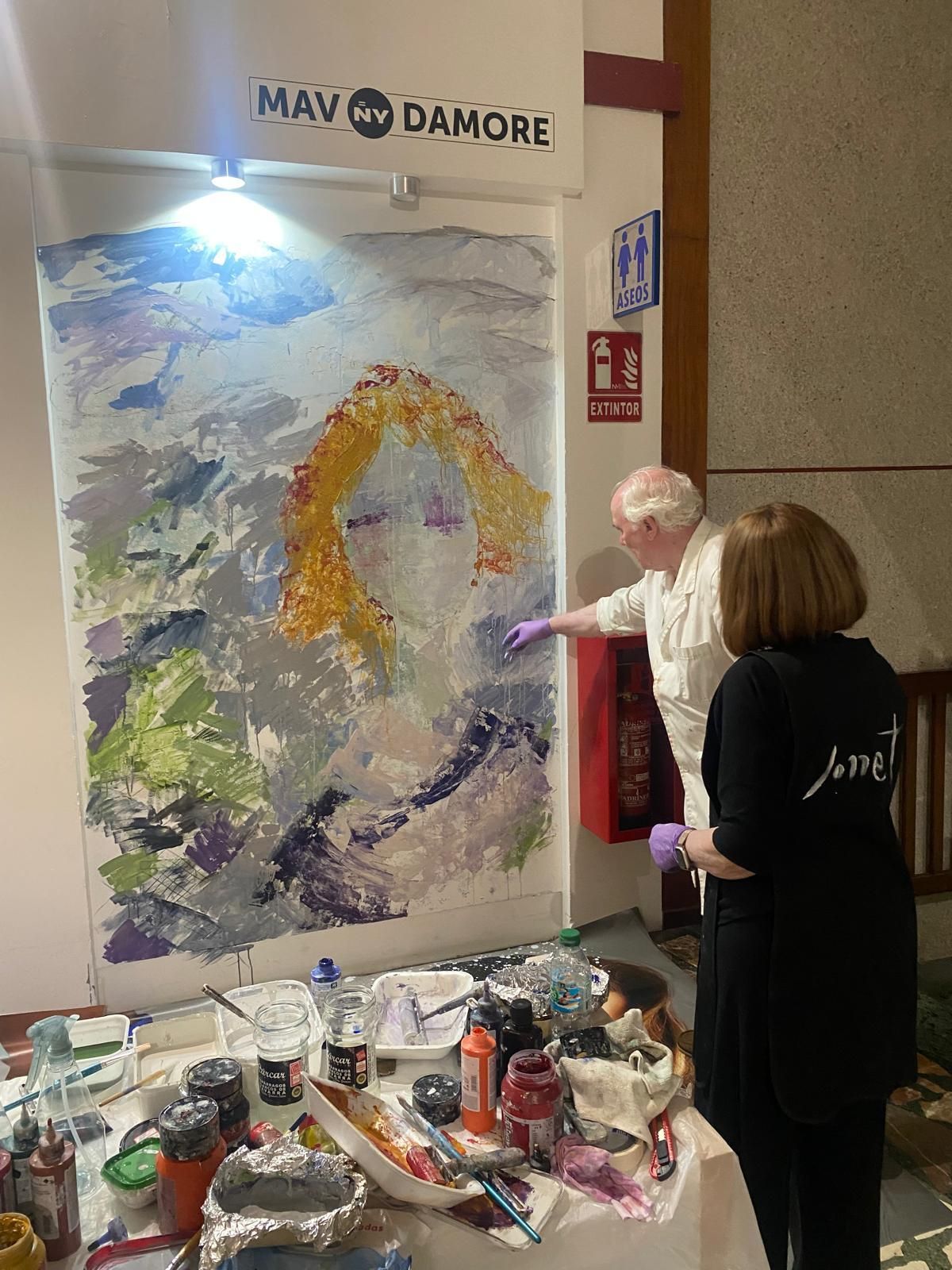 Artistas pintando un mural en Galerías Durán.