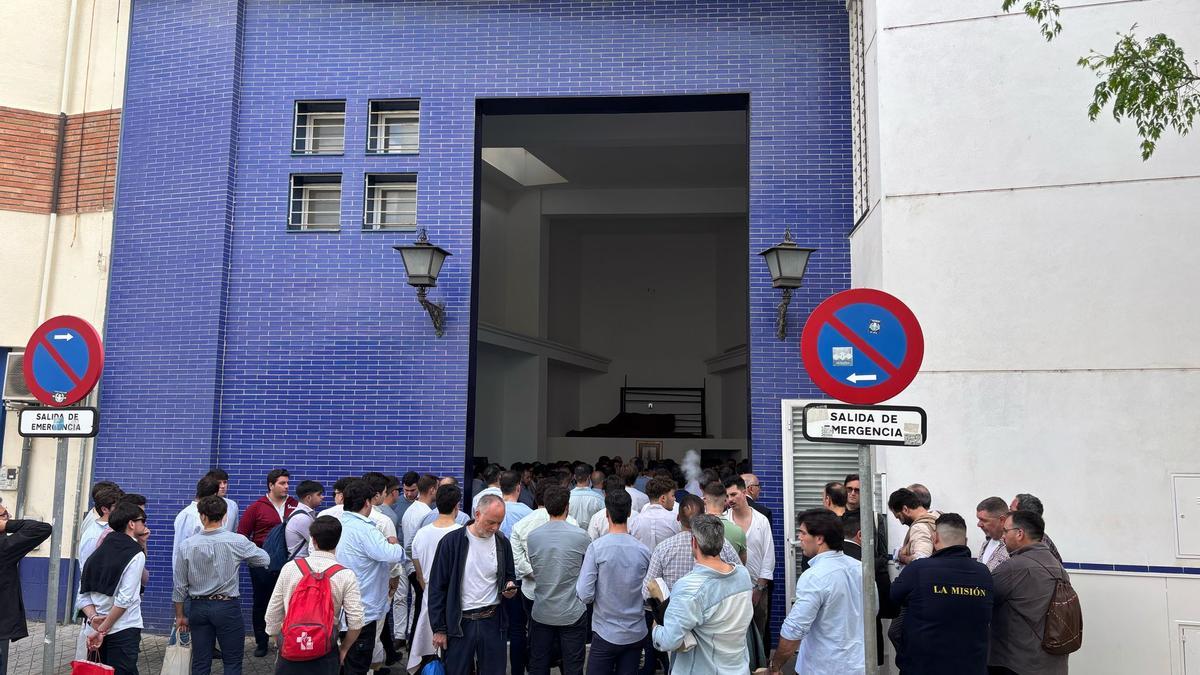 Los costaleros de la Misión ya están igualando en la casa de hermandad a falta de hora y media de que salga la Cruz de Guía. El capataz de la cofradía es Antonio Santiago Muñoz.
