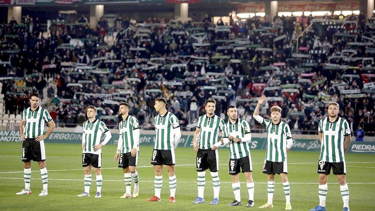 El Córdoba CF tras saltar al terreno de juego de El Arcángel, el miércoles, para enfrentarse en Copa al Sevilla FC.