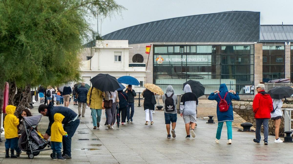 Santander amanace con lluvias, viento y fuerte oleaje por la llegada de la borrasca Patricia.