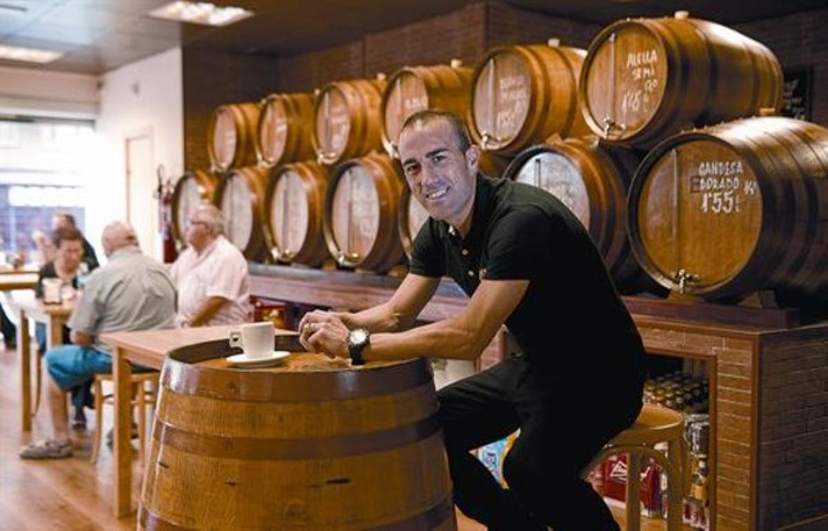 David Prats posa per a aquest diari amb les bótes del seu nou negoci, un celler al cor del barri de Bufalà de Badalona. David Prats posa per a aquest diari amb les bótes del seu nou negoci, un celler al cor del barri de Bufalà de Badalona.
