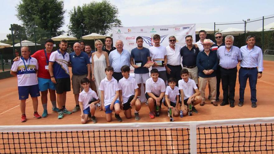 Clausura del torneo cordobés con la presencia de los finalistas, autoridades, colaboradores y recogepelotas.