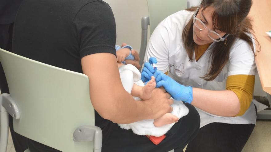 Los bebés de la Región reciben a partir de hoy la nueva vacuna frente al neumococo