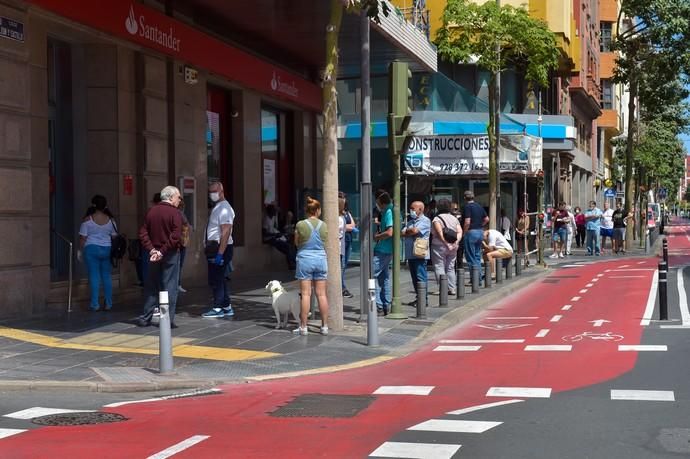 04-05-2020 LAS PALMAS DE GRAN CANARIA. Colas en cajeros automáticos de diversos bancos. Fotógrafo: Andrés Cruz  | 04/05/2020 | Fotógrafo: Andrés Cruz