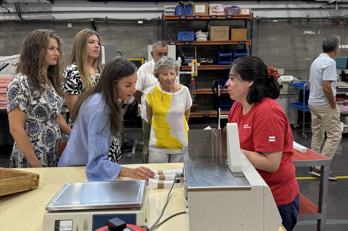 La Reina Letizia, la Princesa Leonor y la Infanta Sofía visitan por sorpresa la Casa Esment La Reina Letizia, la Princesa Leonor y la Infanta Sofía visitan por sorpresa la Casa Esment