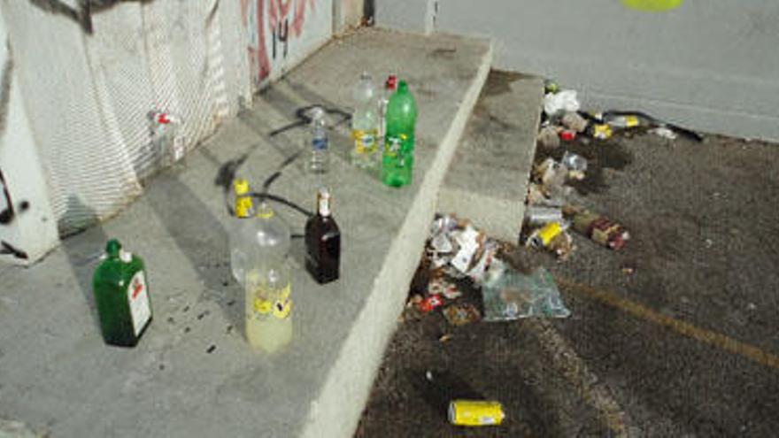 El vandalismo y el botellón en Nochevieja dejan rastro en el Port