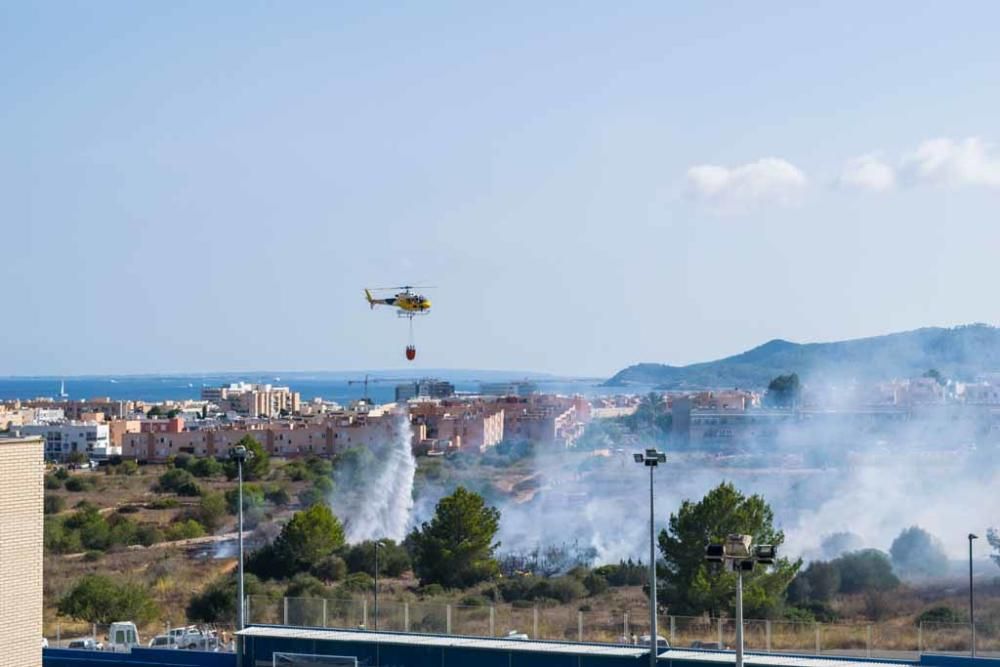 Un incendio quema una hectárea de un descampado de Ca n´Escandell