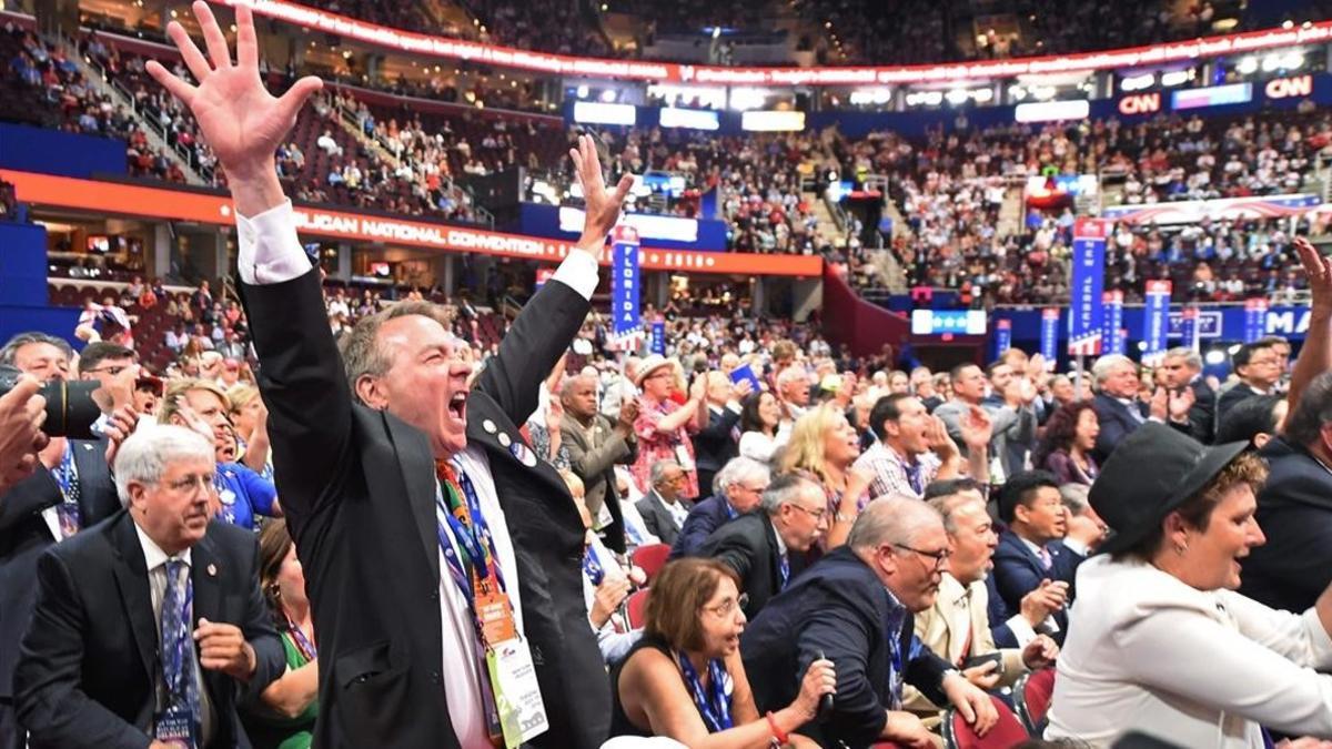 Un delegado grita de alegría durante el segundo día de la convención de Cleveland, el 19 de julio.