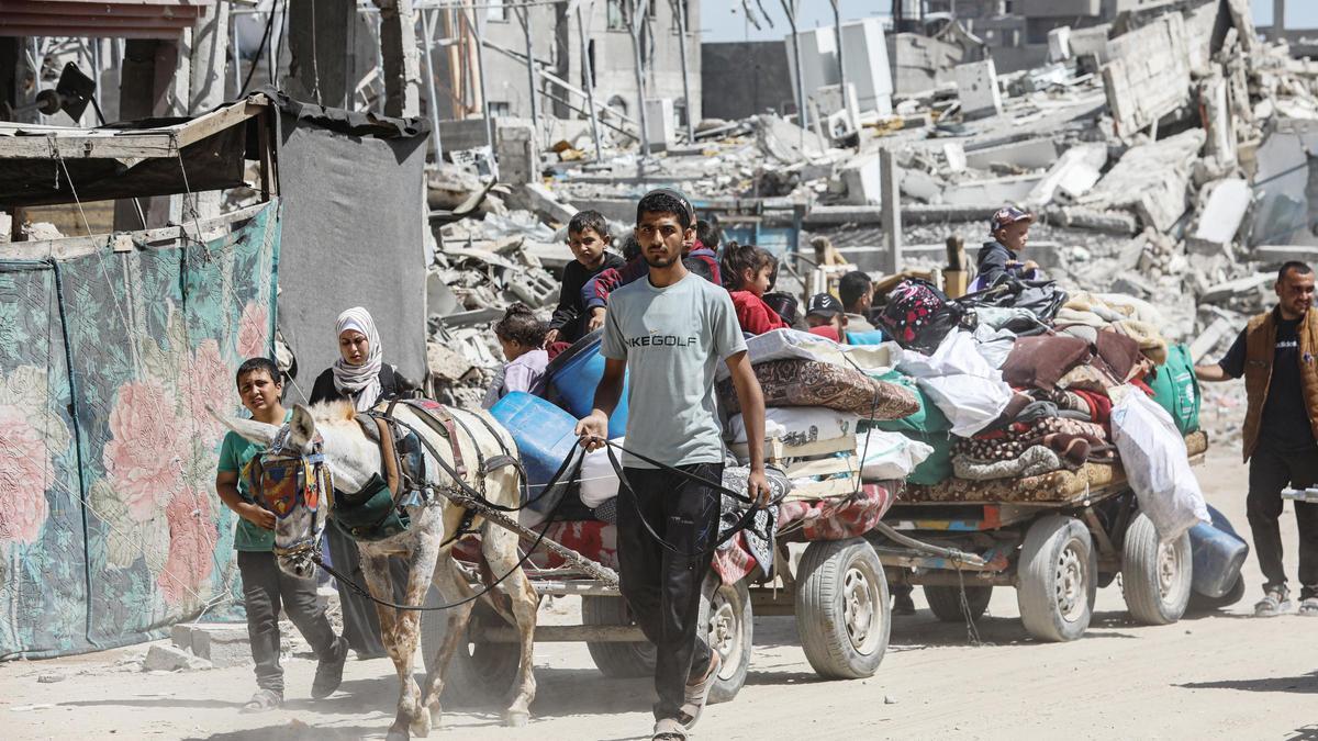 Una familia de palestinos huye con sus posesiones de los bombardeos israelíes, este viernes en Jabalia.