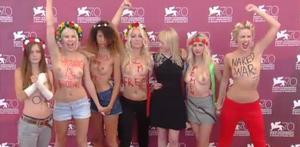 Les activistes de Femen, en ’topless’ a l’alfombra vermella de la Mostra de Venècia on presentaven el documental ’Ucraïna no és un bordell’.