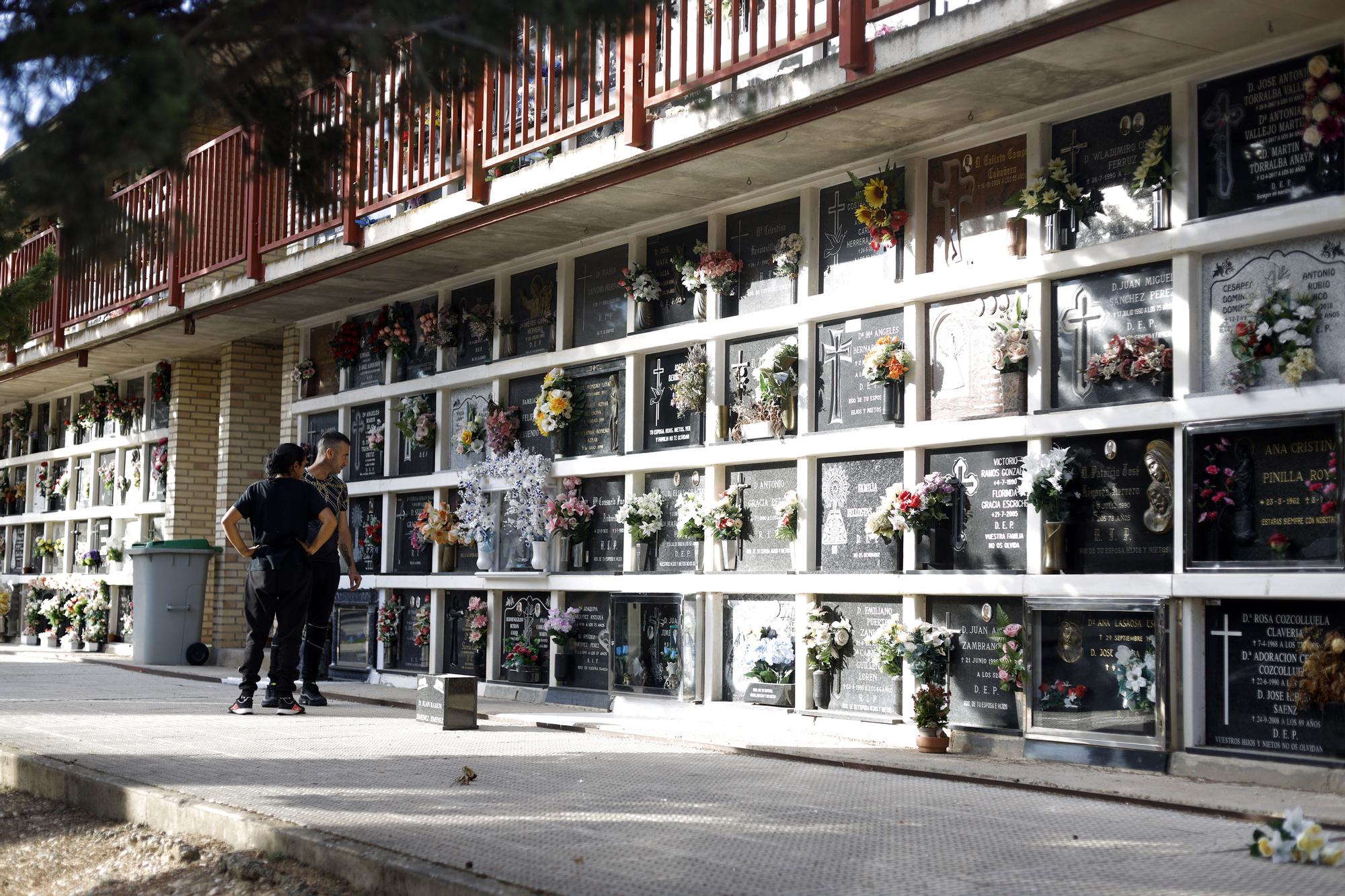 El cementerio de Torrero recibe ya a los visitantes más adelantados por Todos los Santos