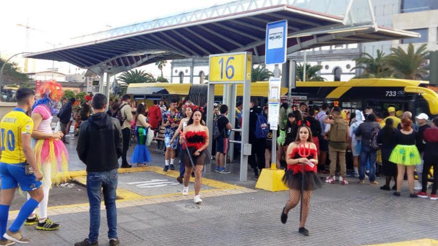 Unos 152.000 carnavaleros viajaron en guagua durante las carnestolendas