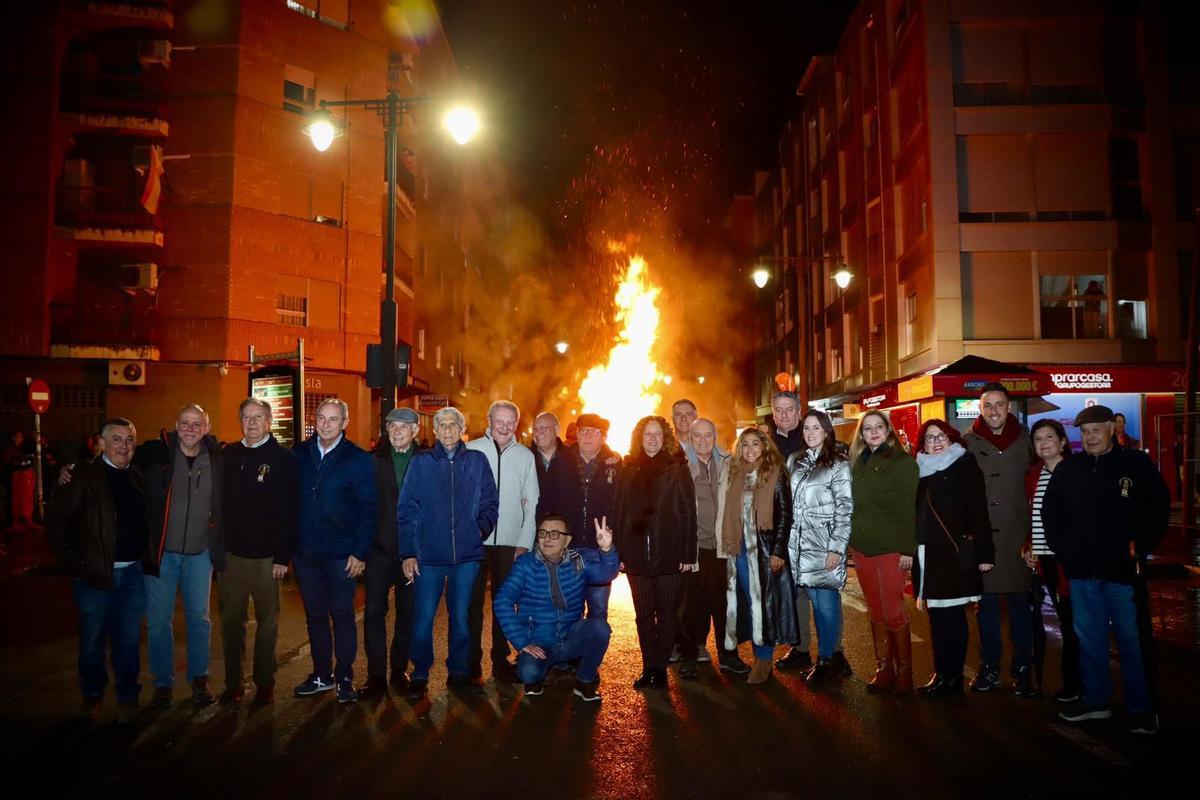 La hoguera de Sant Antoni Abat vuelve a congregar a cientos de vecinos en Torrent.
