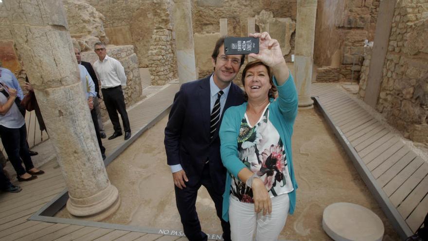 Juan Carlos Ruiz y Pilar Barreiro se hacen un ´selfie´ en el Barrio del Foro Romano.