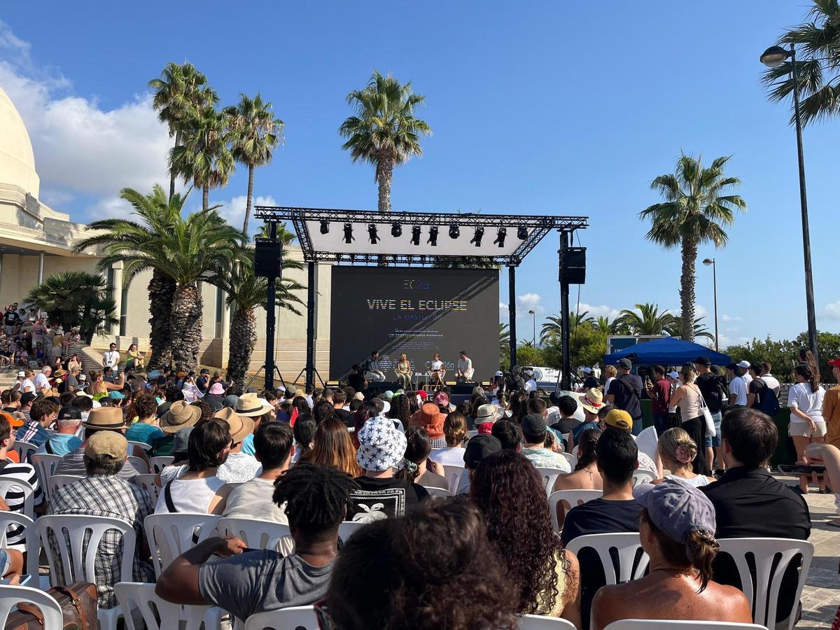 El ambiente de "lleno total" durante la charla inagural.