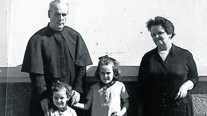 El sacerdote con sus sobrinas Viera Cazorla. | LP / DLP