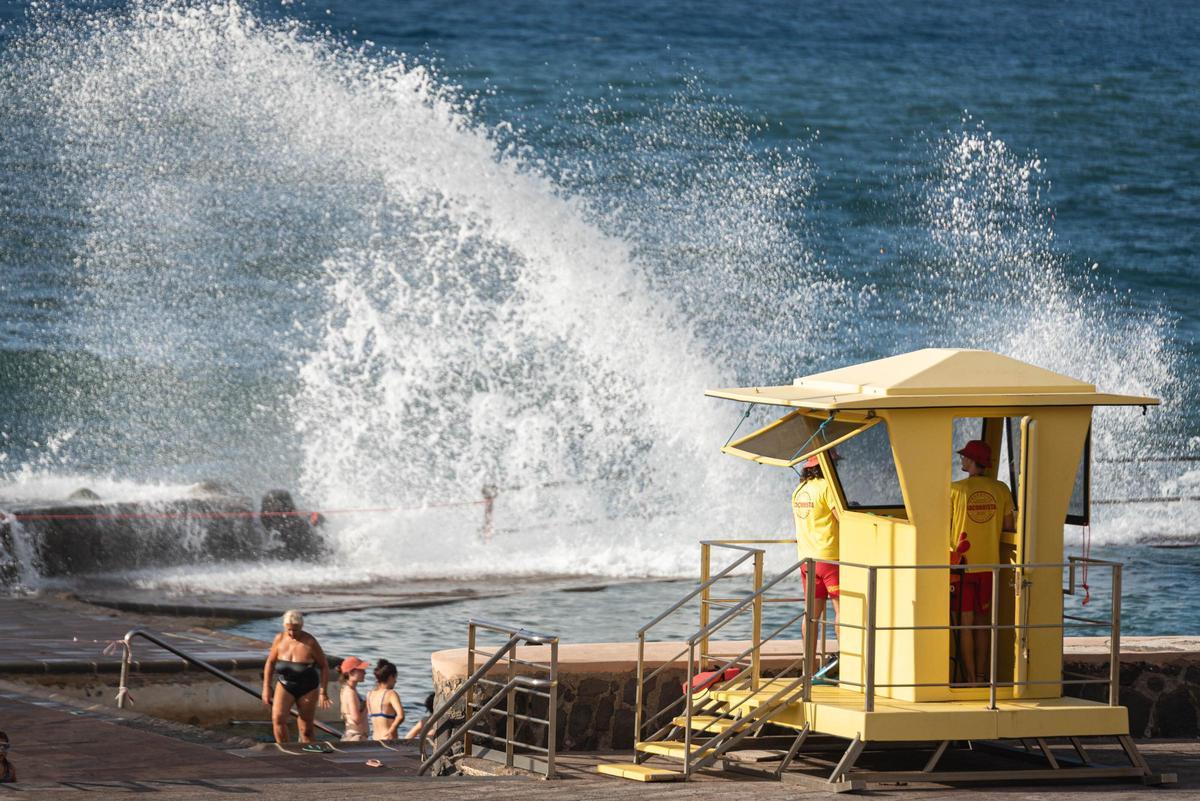 Las olas rompiendo en las piscinas de Bajamar.