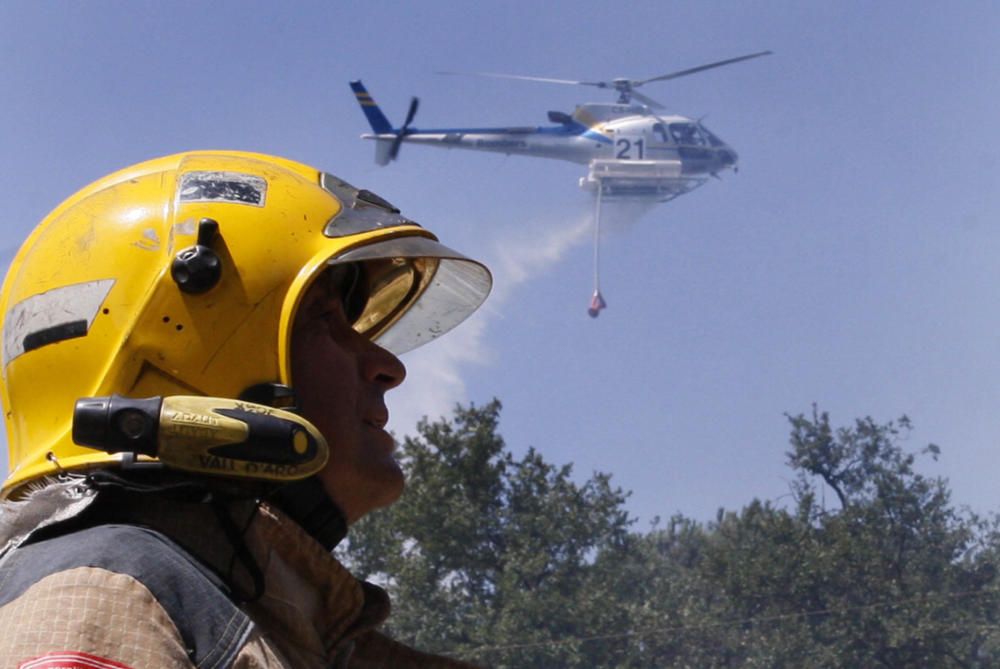 Un incendi ensorra el sostre d'una nau de Quart