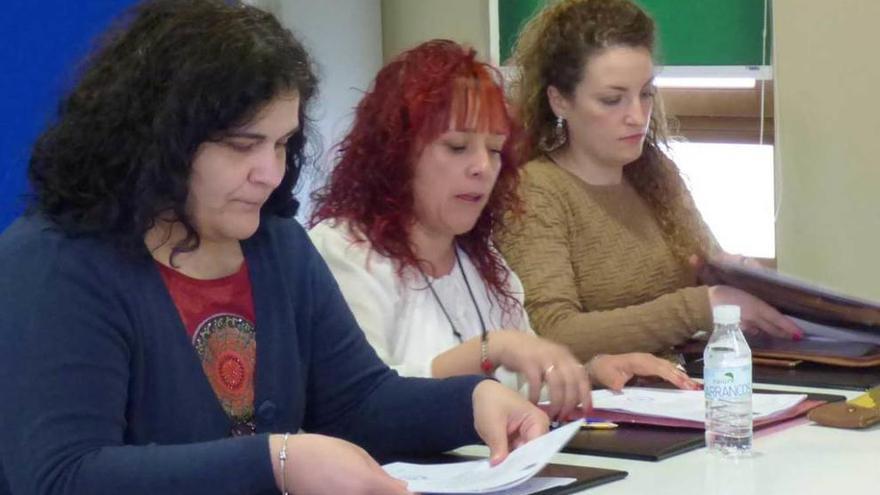 Natalia López, Judith Gutiérrez y Maite Vitienes, en el Pleno de renuncia.