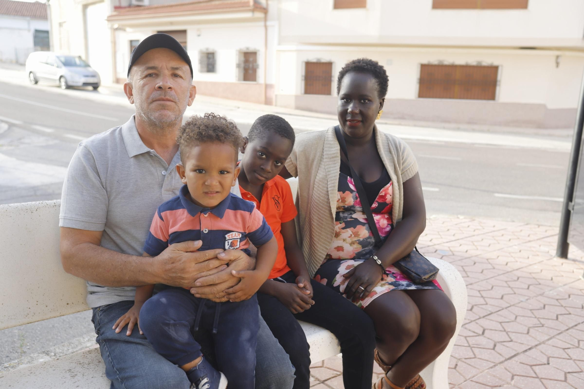 Así es la familia de Guinea que ha evitado el cierre de la escuela de Benissuera