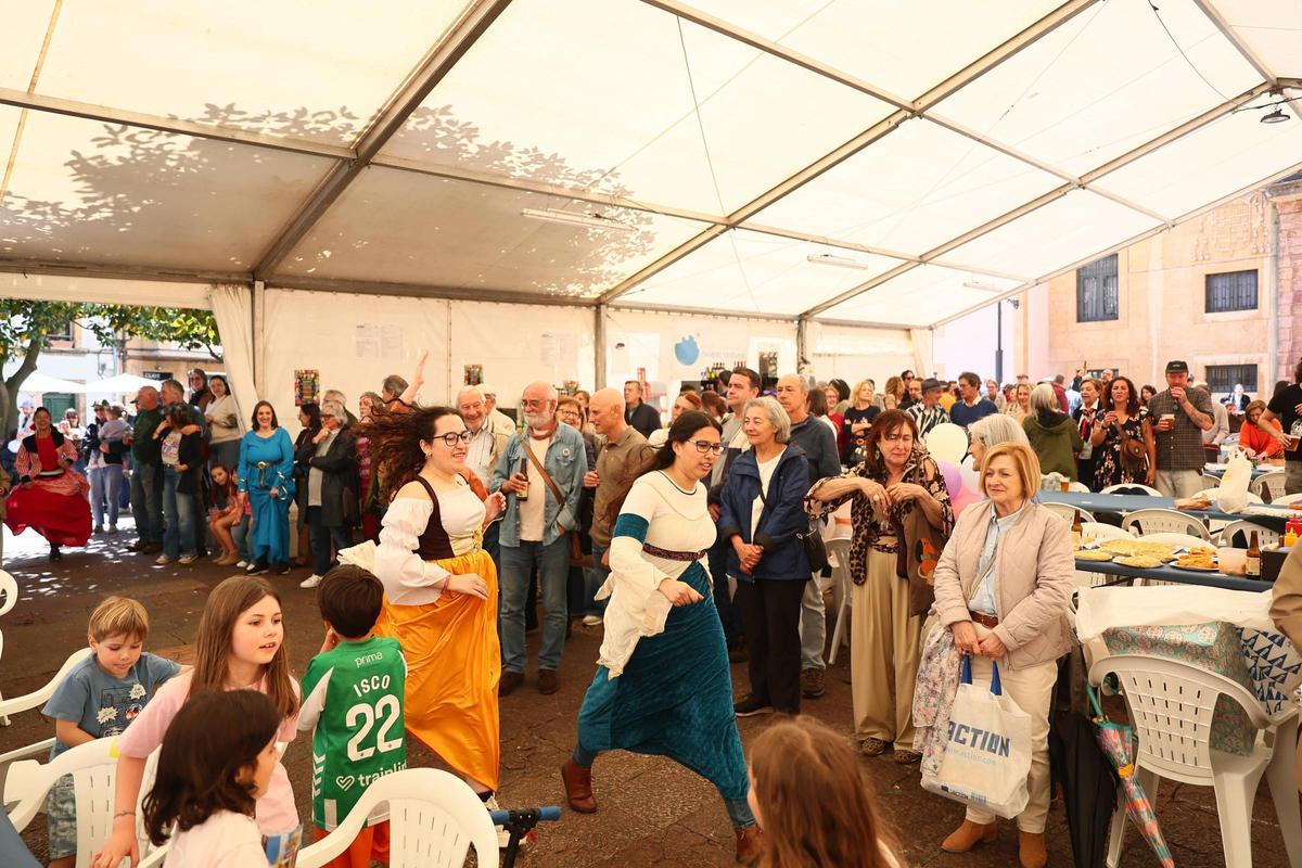 La lluvia no impide la multitudinaria comida en la calle de las fiestas del Oviedo Antiguo