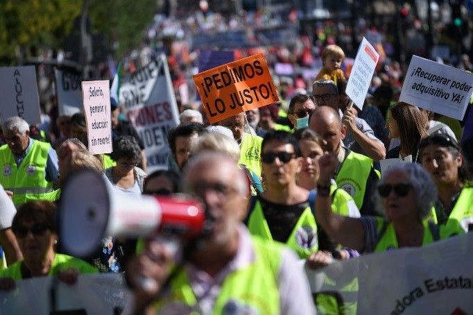 Varios miles de personas llenan Madrid en defensa de salarios y pensiones dignas, servicios públicos y sanidad.