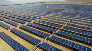 Un campo con placas solares. 