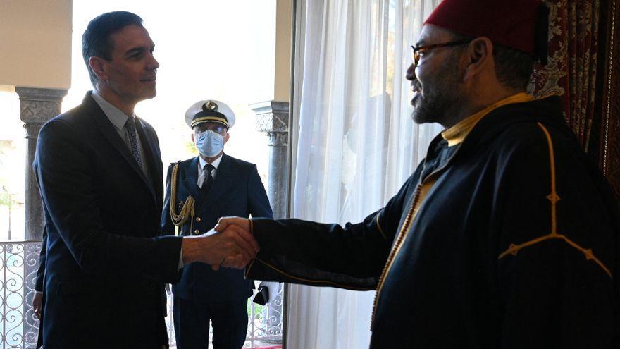 El presidente del Gobierno español, Pedro Sánchez, junto al rey Mohamed VI de Marruecos.