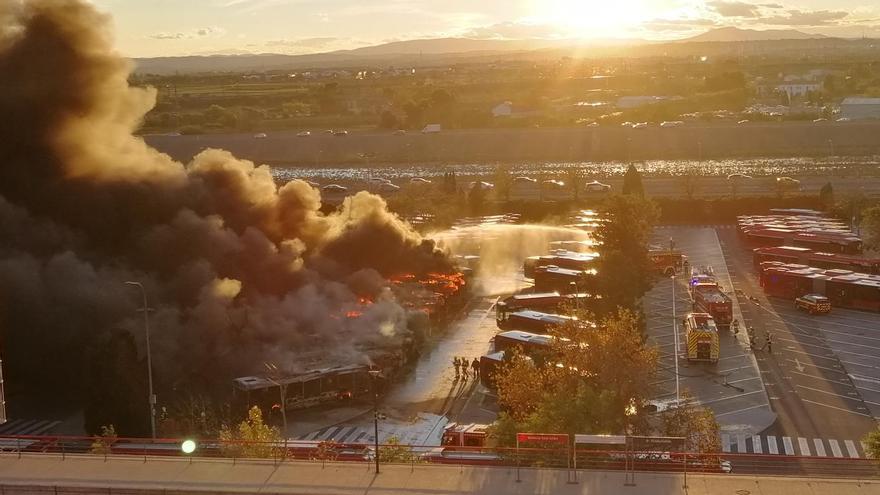 El incendio de la cochera de la EMT en San Isidro, en vídeo