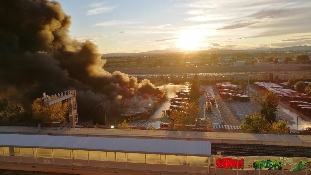 El incendio de la cochera de la EMT en San Isidro, en vídeo