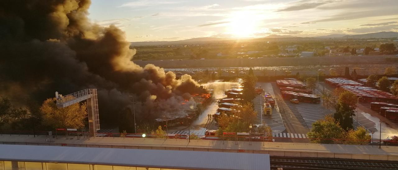 El incendio de la cochera de la EMT en San Isidro, en vídeo