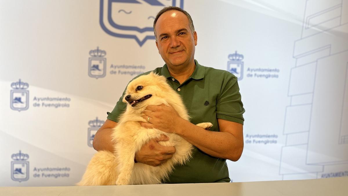 García Lara posa con su mascota, adoptada hace un año en el parque zoosanitario